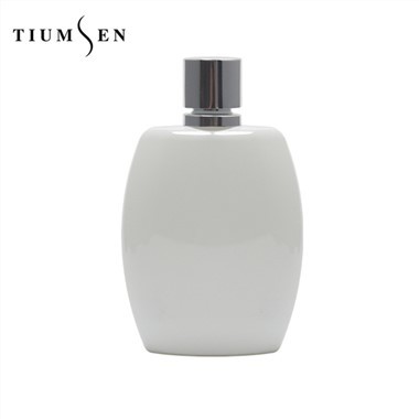 Biała butelka perfum dla kobiet